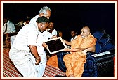 School representatives receive name plates from Swamishri