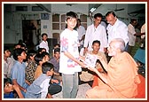 Mahant Swami gives books to the students 