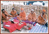 Mahant Swami performs Shilanyas ceremony for the village of Jiyapar
