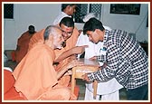 Mahant Swami gives essential trade tools to a goldsmith in Bhuj
