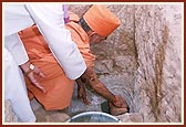 Mahant Swami performs Shilanyas ceremony for the village of Jiyapar