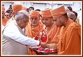 Shri Keshubhai Patel inaugurates the BAPS-built shops