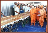 To revive the livelihoods of the earthquake victims Swamishri distributes handcarts, sewing machines and instruments for goldsmiths and cobblers