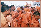 Swamishri arrives in Bhuj