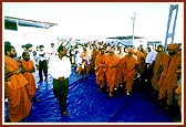 Swamishri visits the BAPS tin-tent city