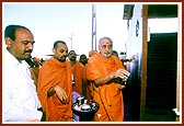 Swamishri sanctifies a tin-tent home