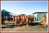 Swamishri visits the BAPS tin-tent city