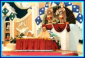 Amidst the  backdrop decoration of kites Swamishri performs his Morning puja