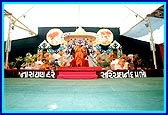 Swamishri, donned with Jolis on both shoulders, chants the traditional Jolimantra, 'Narayan hare Sachidanand Prabho!