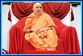 Swamishri blesses the assembly,  extolling the glory of God and  importance of charity on Uttarayan