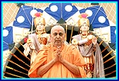 Swamishri, donned with Jolis on both shoulders, chants the traditional Jolimantra, 'Narayan hare Sachidanand Prabho!