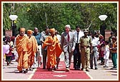 Bill Clinton walks towards the main foyer of Akshardham on his arrival