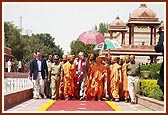 On the avenue towards the main monument of Akshardham