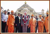 Bill Clinton and Swamishri with Thakorji and delegates of the American India Foundation