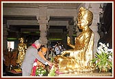 Swamishri and Bill Clinton pay floral respects to Bhagwan Swaminarayan