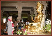 Swamishri and Bill Clinton pay floral respects to Bhagwan Swaminarayan