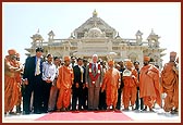 Bill Clinton and Pramukh Swami Maharaj with delegates of the American India Foundation