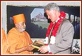 Swamishri presents gifts and mementos of Akshardham