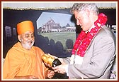Swamishri presents gifts and mementos of Akshardham