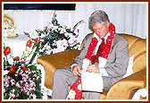 Bill Clinton writes his opinion in the Akshardham Visitors Book