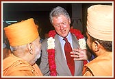 Mr Clinton appreciates the hospitality offered to him by Pramukh Swami Maharaj