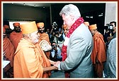 Pramukh Swami welcomes Bill Clinton