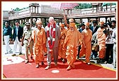 On the avenue towards the main monument of Akshardham