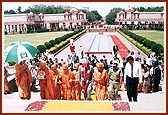 On the avenue towards the main monument of Akshardham