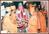 Pramukh Swami Maharaj ties the sacred thread (nada chhadi)