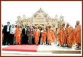 Bill Clinton and Pramukh Swami Maharaj with delegates of the American India Foundation