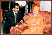 Pramukh Swami Maharaj blessing Mr Mike Patel