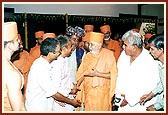 Without any distinctions of great or small Swamishri meets some of the earthquake victims with the same intimacy and enthusiasm