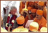 Despite the heat, Mr. Clinton and Swamishri engage in an informal dialogue by the steps of Akshardham