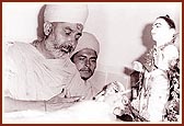 Swamishri performs his first murti pratishtha in a shikharbaddh mandir at Sankari