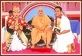 Swamishri with Indonesians Indra (in white) and Jaydeep, who presented an Indonesian dance