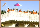 Swamishri blesses the Nagar Yatra from the mandir terrace