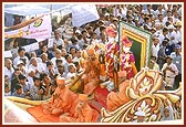 The jubilant people of Sankari welcome the murtis and sadhus in the Nagar Yatra