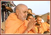 Swamishri blessing the Nagar Yatra while its participants exult in his darshan