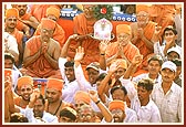 Swamishri blessing the Nagar Yatra while its participants exult in his darshan