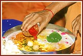 Swamishri performing rituals of Mahapuja