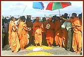 Swamishri inaugurating the majestic gate of the Mandir