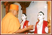 Swamishri performs the rituals for the murti pratishtha ceremony at the Shree Swaminarayan Mandir, Sankari