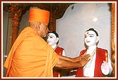 Swamishri performs the rituals for the murti pratishtha ceremony at the Shree Swaminarayan Mandir, Sankari