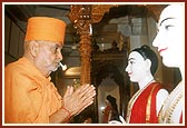 Swamishri invokes and worships the Lord during the murti pratishtha ceremony 