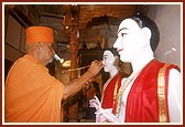 Swamishri invokes and worships the Lord during the murti pratishtha ceremony 