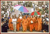 Swamishri inaugurating the majestic gate of the Mandir