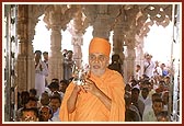 Swamishri performs the first arti of Thakorji at the Sankari mandir