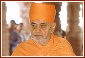 Swamishri offering mantra-pushpanjali during the Murti Pratishtha ceremony