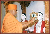 Swamishri invokes and worships the Lord during the murti pratishtha ceremony 