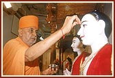 Swamishri performs pujan of Shri Akshar Purushottam Maharaj